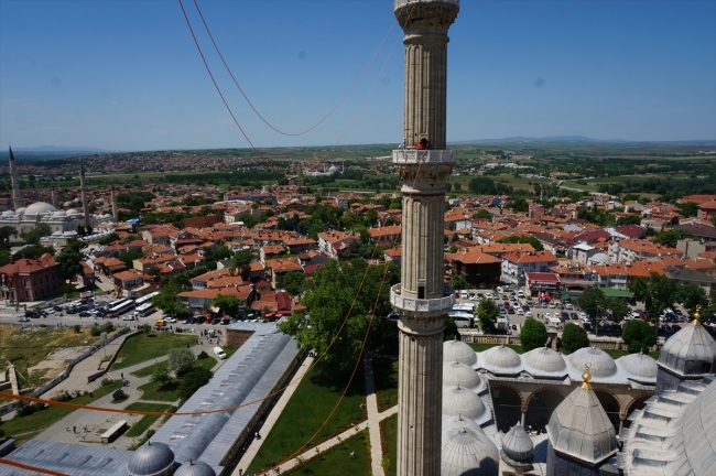 “Son mahyacı” minareleri Ramazan’a hazırladı